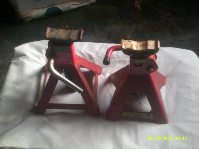 lot 23 image: 2 JACK STANDS