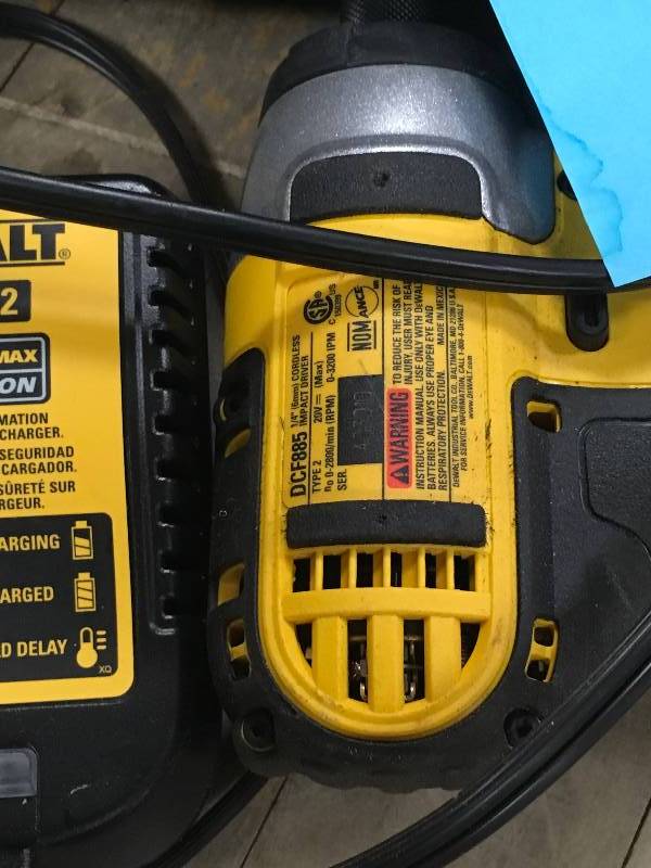 DCF885 20V MAX LITHIUM ION 14 IMPACT DRIVER DEWALT in good condition