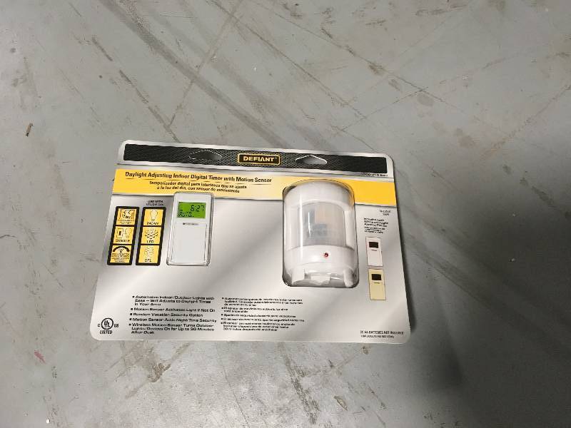 Defiant 8 Amp 7-Day Indoor In-Wall SunSmart Digital Timer Switch with Motion Sensor, White not used