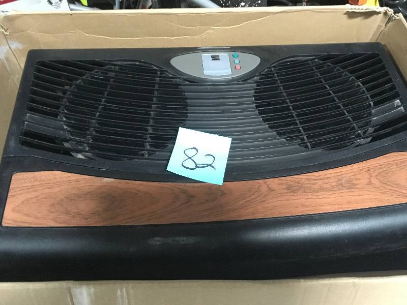 AIRCARE 5 Gal. Evaporative Humidifier for 4,000 sq. ft. in in working  condition whit small damage