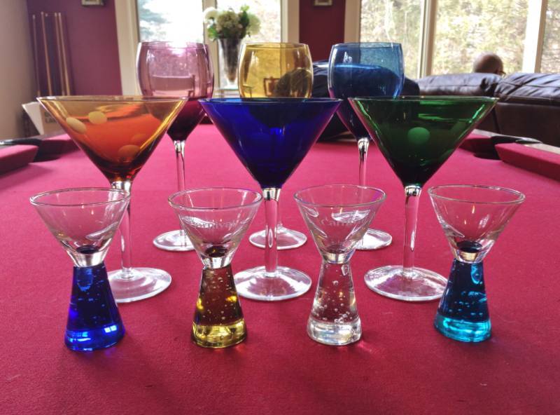 lot 3 image: LOVELY LOT OF COLORED MOUTH BLOWN&nbspART GLASS WINE CHAMPAGNE & SHOT APERTIF GLASSES 