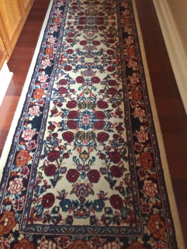 lot 8 image: FANTASTIC 11 FOOT WOOL RUG RUNNER - BEAUTIFUL CONDITION - TASSELS WERE CUT OFF ON ENDS 