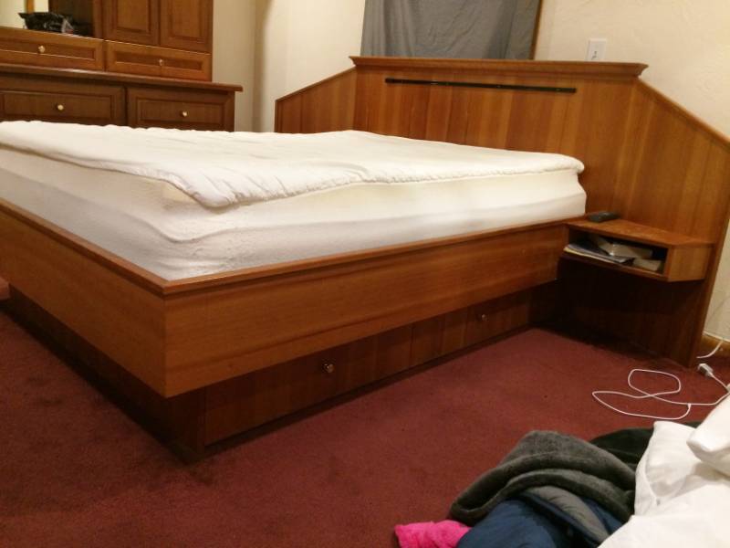lot 33 image: LOVELY ONE OF A KIND CUSTOM KRANTZ DESIGN CURLY CHERRY WOOD BEDROOM PLATFORM & HEADBOARD SET WITH LARGE PULL OUT DRAWERS UNDERNEATH - THE SIDE TABLES HAVE SOME WATER STAINS BUT CAN BE RESTORED EASILY WITH SOME VARNISH