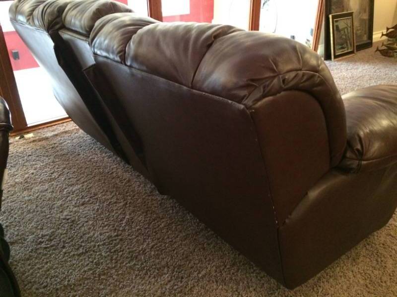 lot 25 image: HIGH QUALITY BROWN LEATHER DUAL RECLINER RELAXING AND TRANQUIL SOFA COUCH - GREAT FOR WATCHING THE SUPERBOWL IN WITH CENTER CONSOLE DRINK HOLDER - GREAT CONDITION