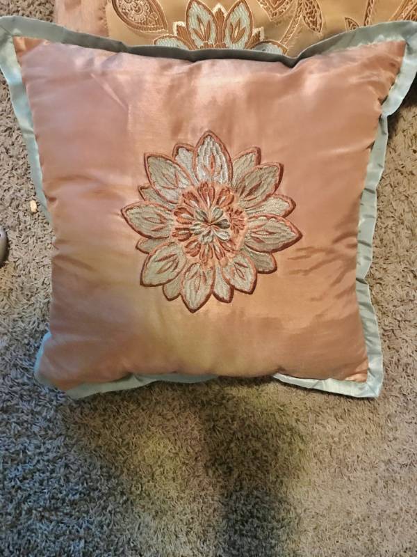 lot 31 image: BEAUTIFUL SATIN SHEEN QUEEN SIZE COMFORTER WITH MATCHING DECORATIVE THROW PILLOWS- EXCELLENT CONDITION