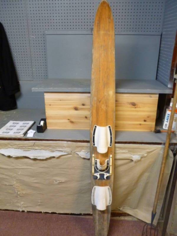 lot 15 image: Vintage Wooden Ski