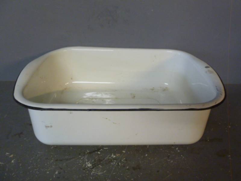 lot 33 image: Vintage Enamelware