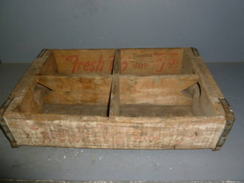 lot 35 image: Vintage 7Up Wooden Case