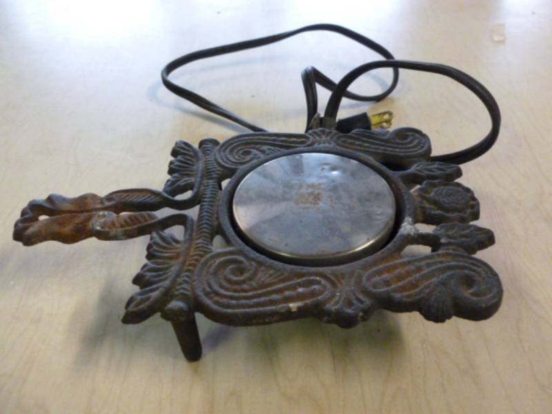 lot 46 image: Vintage Cast Iron Trivet