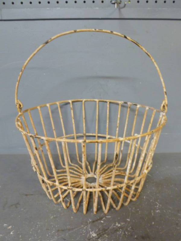 lot 60 image: Vintage Egg Basket