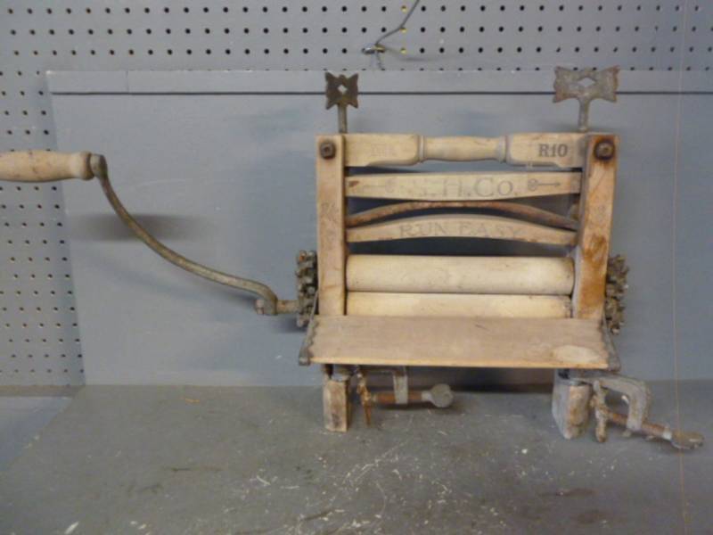 lot 75 image: Antique Clothes Wringer