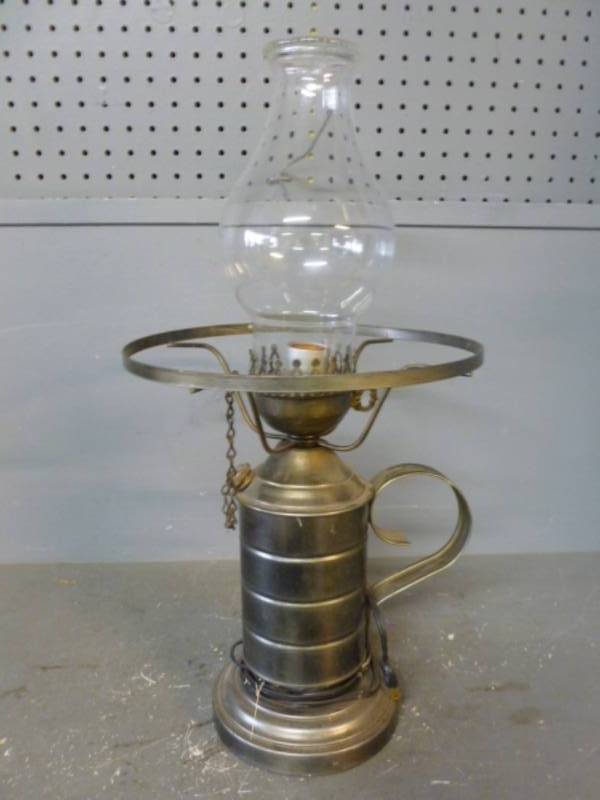 lot 84 image: Vintage Lamp