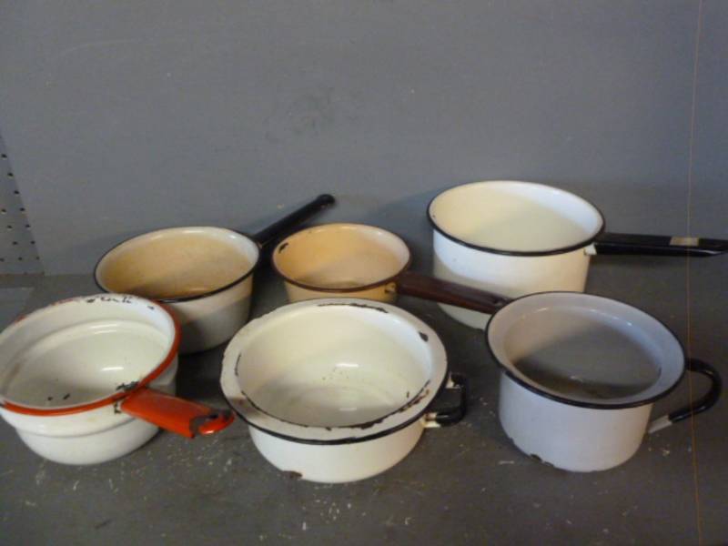 lot 152 image: Vintage Enamelware