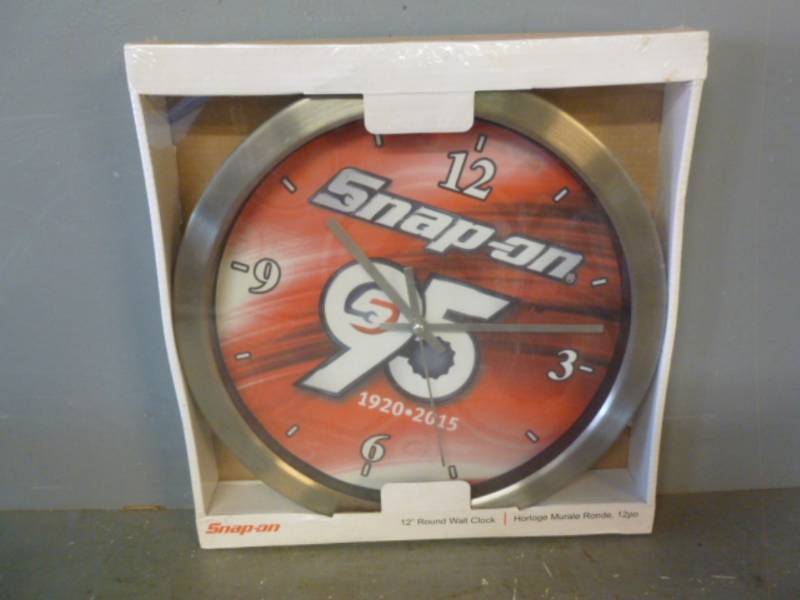 lot 163 image: Snap-On Clock
