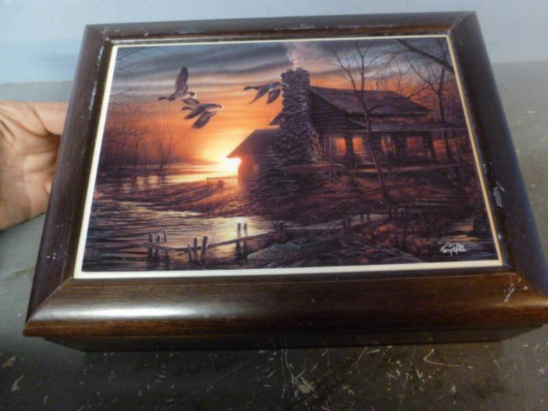 lot 166 image: Terry Redlin Keepsake Box