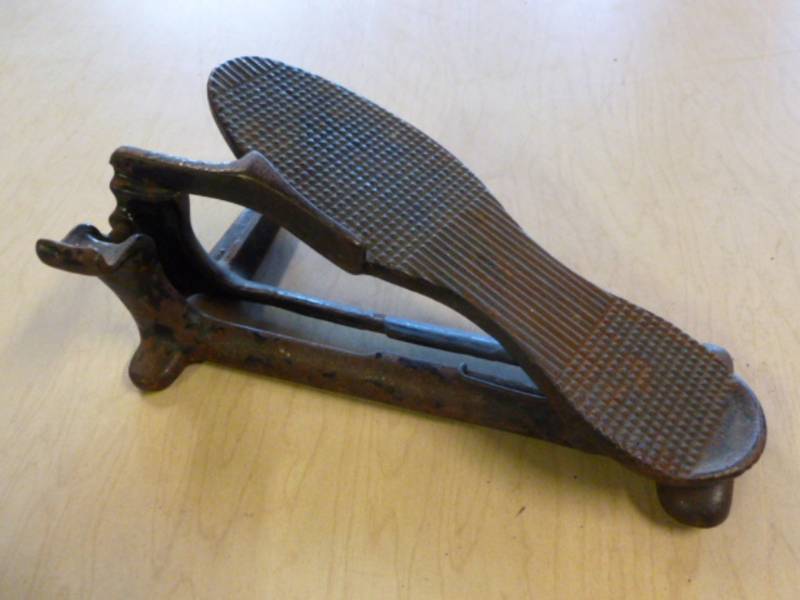 lot 221 image: Antique Cast Iron Foot Pedal