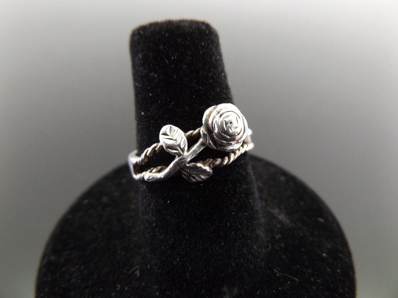 lot 12 image: .925 Sterling Silver Flower and Leaf Ring Sz 5.5