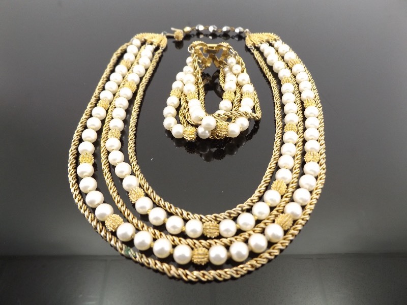 lot 24 image: Vintage Pearl and Gold Costume Necklace and Bracelet Set