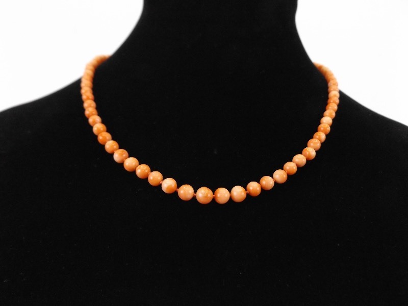lot 37 image: Vintage Chinese Salmon Pink Coral Graduated Bead Necklace