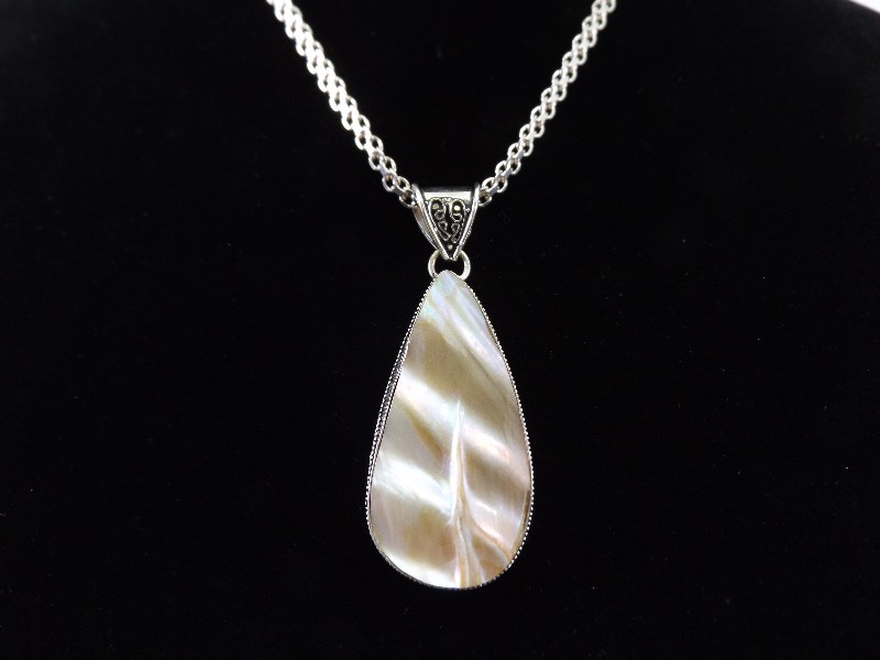 lot 43 image: .925 Sterling Silver Mother of Pearl&nbspPendant Necklace