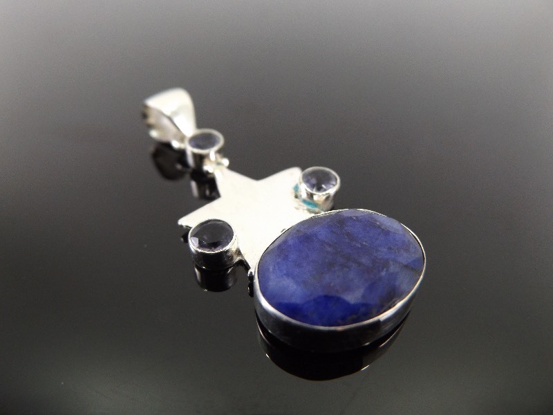 lot 52 image: .925 Sterling Silver Moqambique Faceted Blue Saphire with Amethyst Pendant