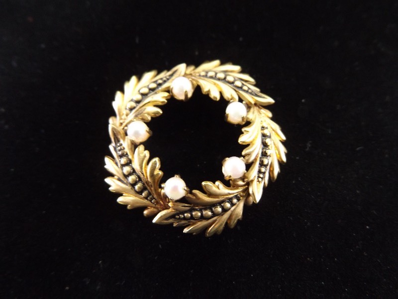 lot 67 image: Antique 12k Gold Fill Wreath with Pearl Accents Brooch