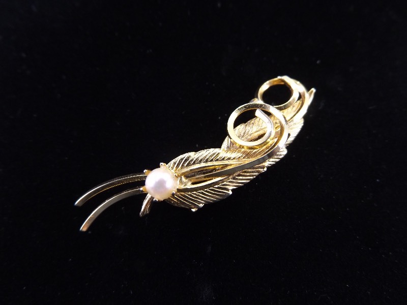 lot 68 image: Vintage Gold with Pearl Accent Brooch