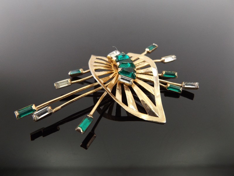 lot 69 image: Vintage Scitarelli Gold Crystal and Emerald Type Stone PendantBrooch