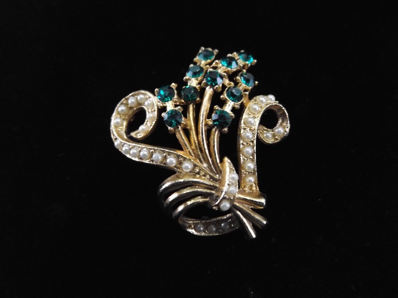 lot 71 image: Vintage Green Crystal and Pearl Flower Bouquet Brooch