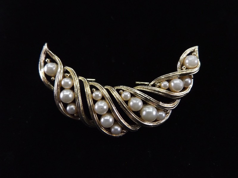 lot 72 image: Vintage Gold and Pearl Brooch