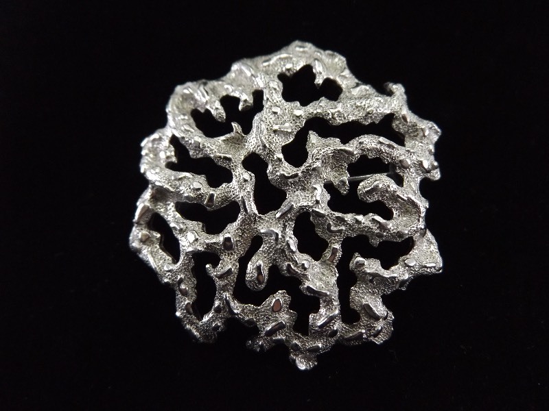 lot 74 image: Vintage Trifari Round Silver Brooch