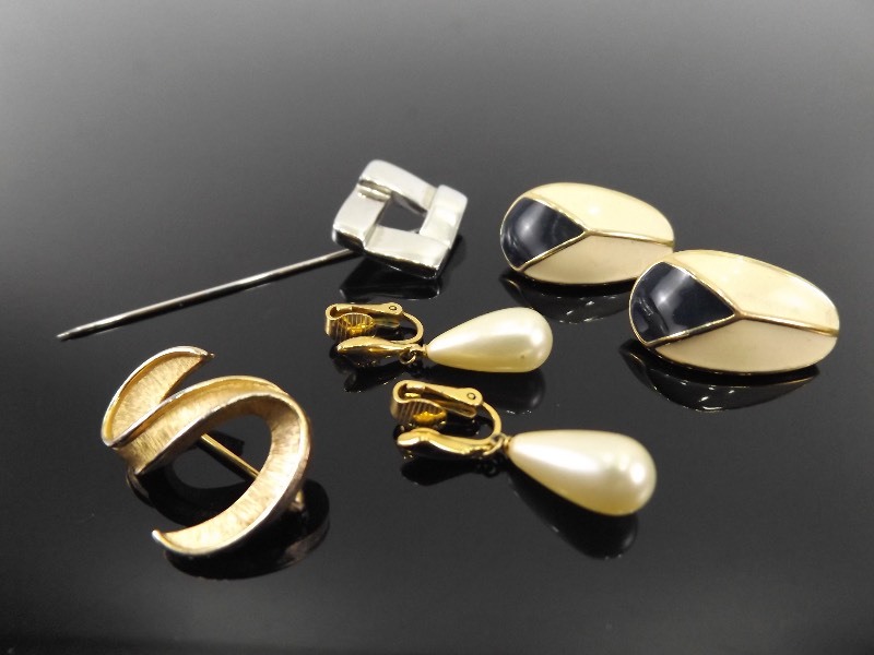 lot 84 image: Lot of Vintage Trifari Earrings, and Brooches