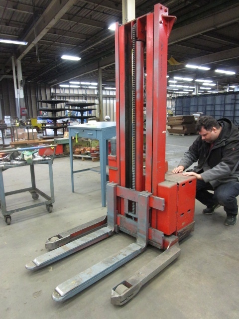ELECTRIC PALLET JACK WITH OUTRIGGERS AND CHARGER