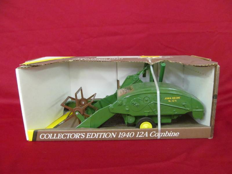 lot 5 image: Ertl John Deere 1940 12A Combine