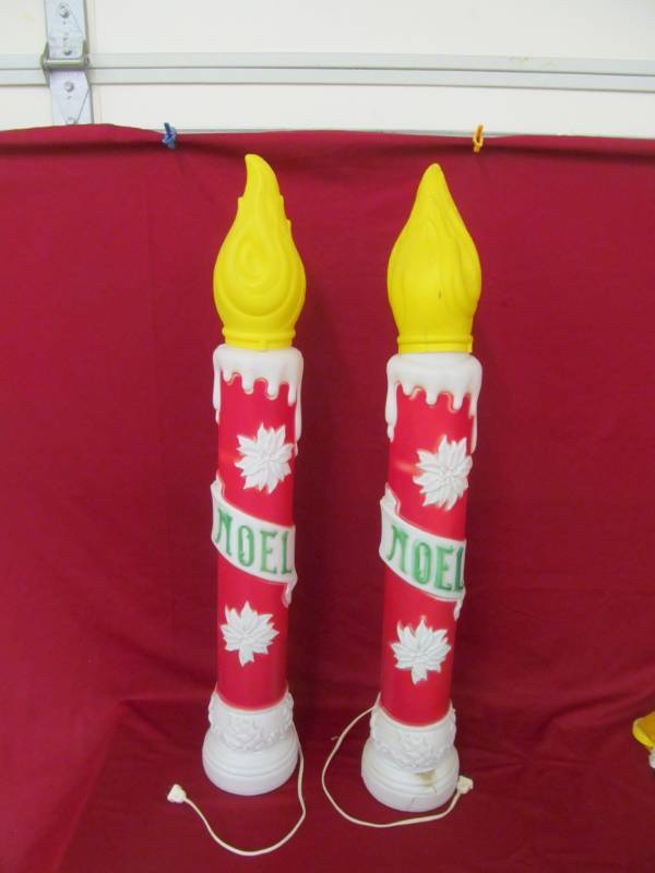 lot 6 image: Yard Christmas candle decorations