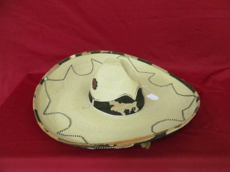 lot 9 image: Sombrero