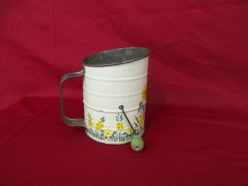lot 10 image: vintage flour sifter