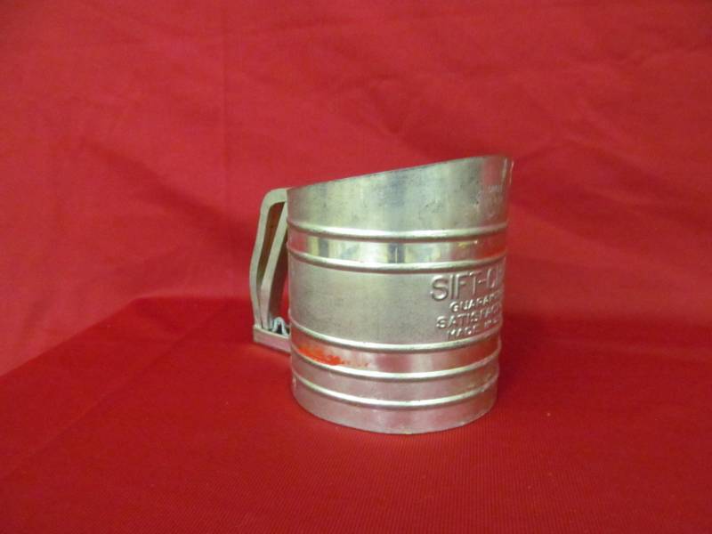 lot 11 image: Sift Chine vintage flour sifter