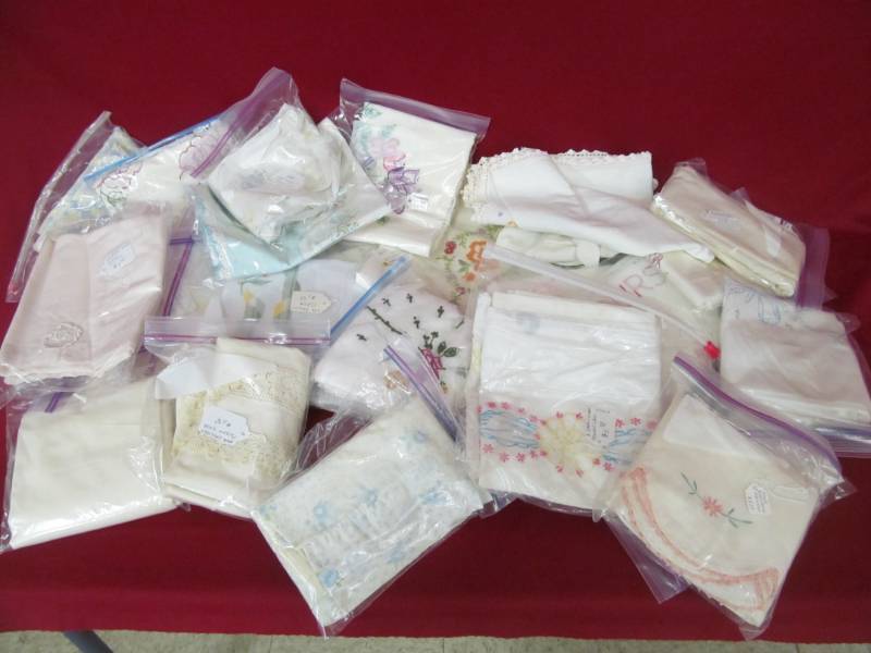 lot 18 image: pillow cases