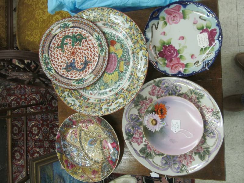 lot 26 image: Vintage Oriental plates and dishes