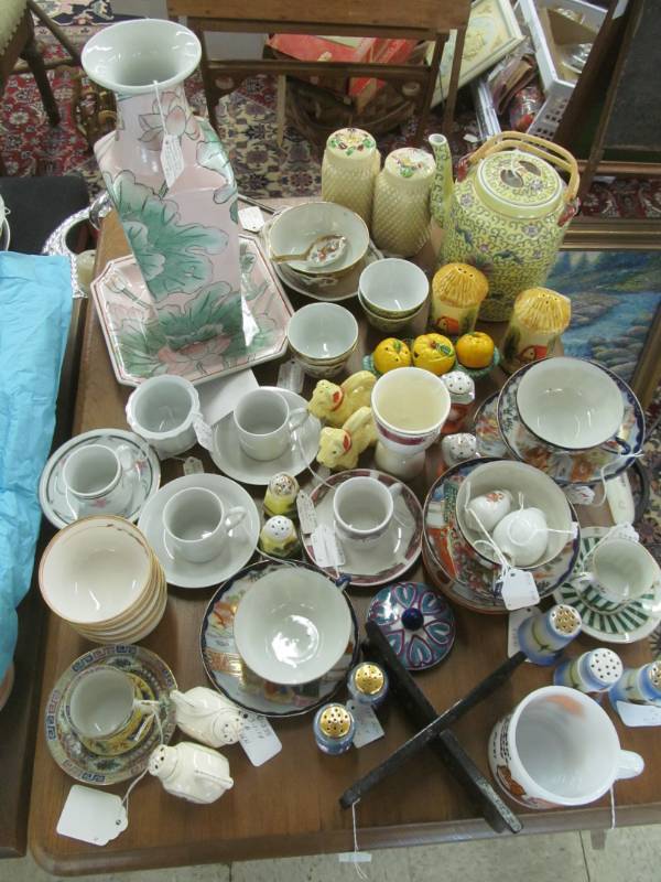 lot 27 image: vintage shaker sets