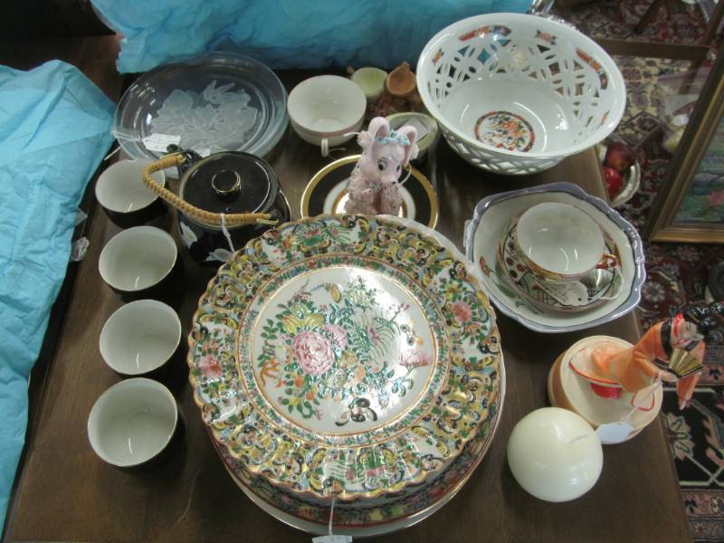 lot 28 image: Vintage Oriental cup and saucers