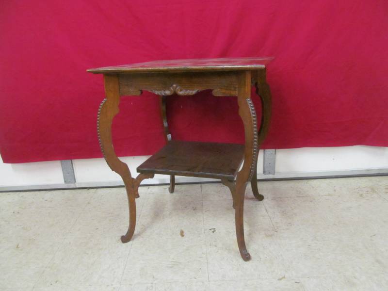 lot 34 image: vintage oak parlor table