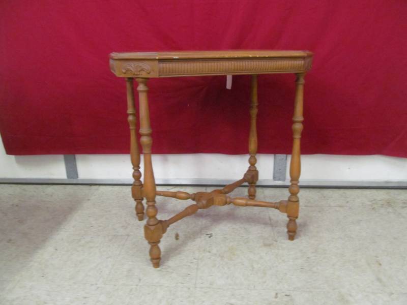 lot 38 image: vintage oak table