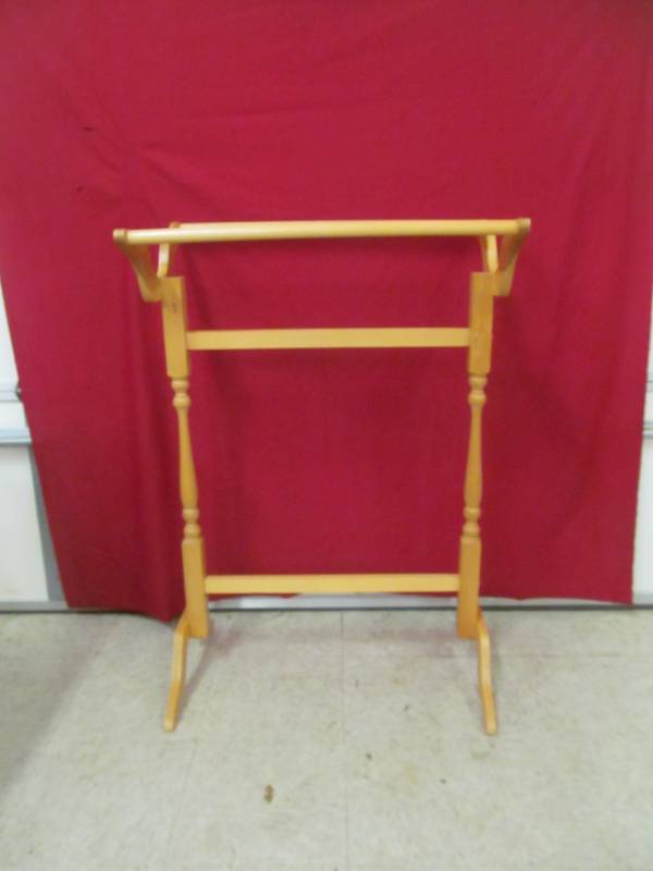 lot 42 image: quilt rack