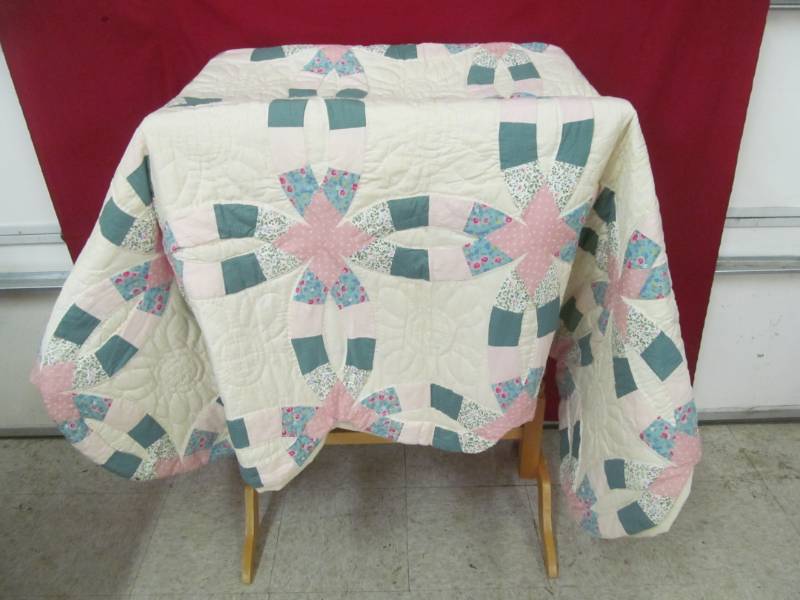 lot 43 image: vintage quilt