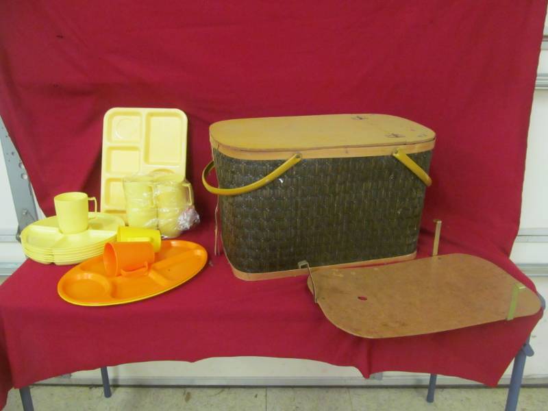 lot 54 image: Vintage Hawkeye by Burlington wicker picnic hamper