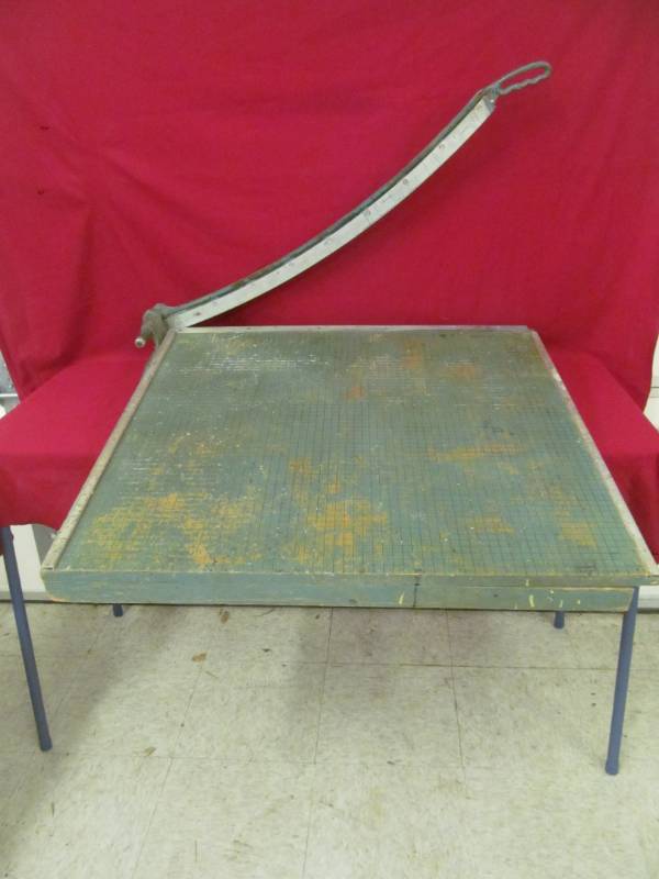 lot 60 image: vintage paper cutter