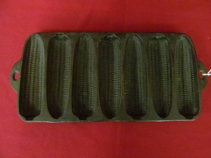 lot 67 image: vintage Wagner ware Jr. Crusty cob pan