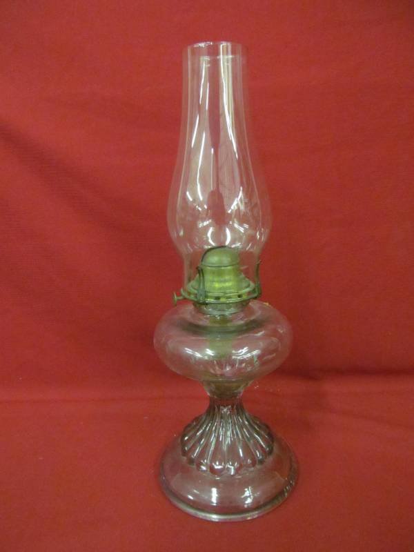 lot 100 image: Queen vintage oil lamp